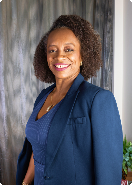 foto de perfil da Advogada Anilda Neves sorrindo trajando um terno azul escuro